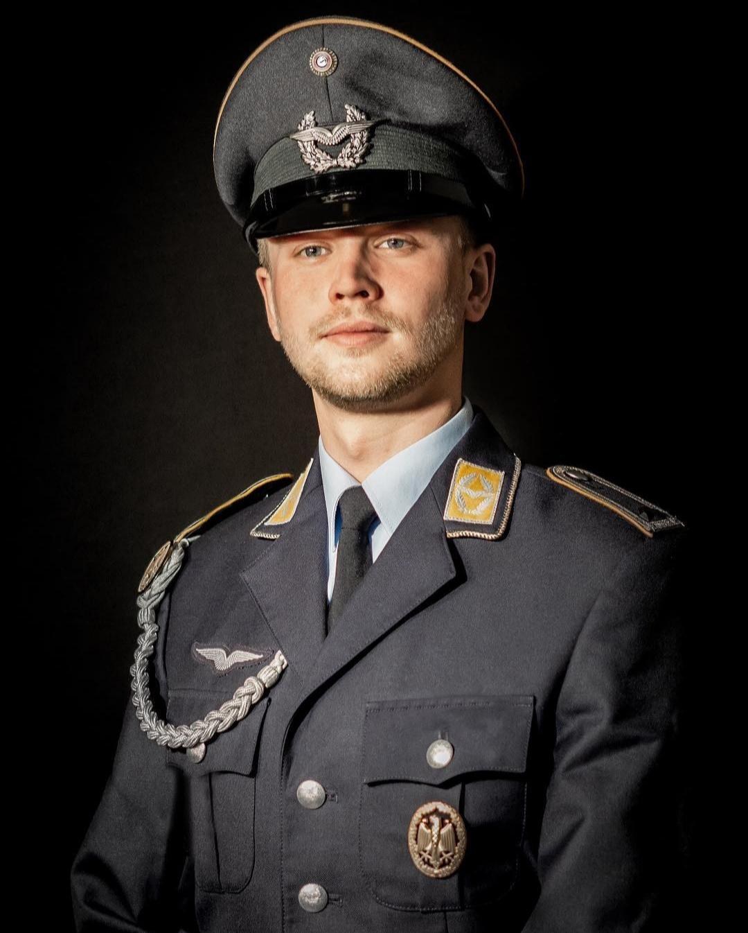 Der bundeswehr. Офицер Бундесвера. Люфтваффе Бундесвер униформа. Офицер Бундесвера Германии. Бундесвер форма офицера 2020.