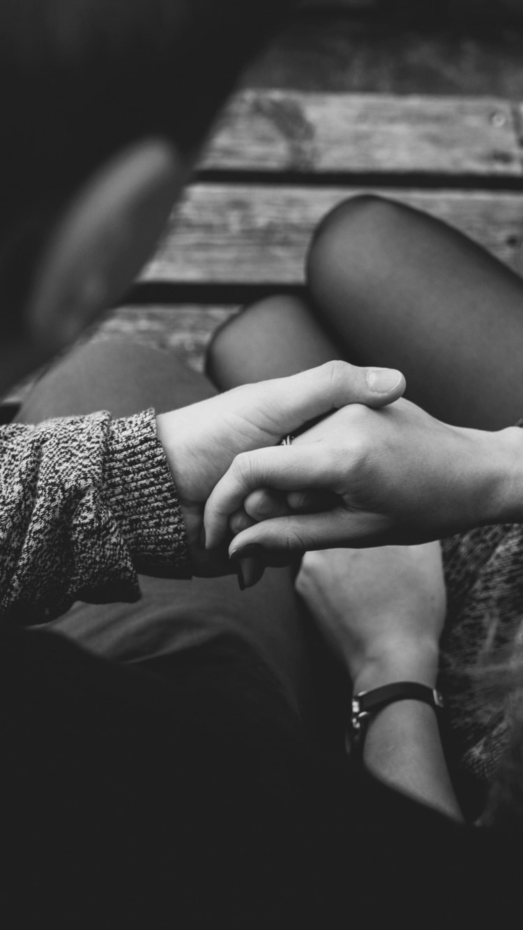 Две мужские руки держатся