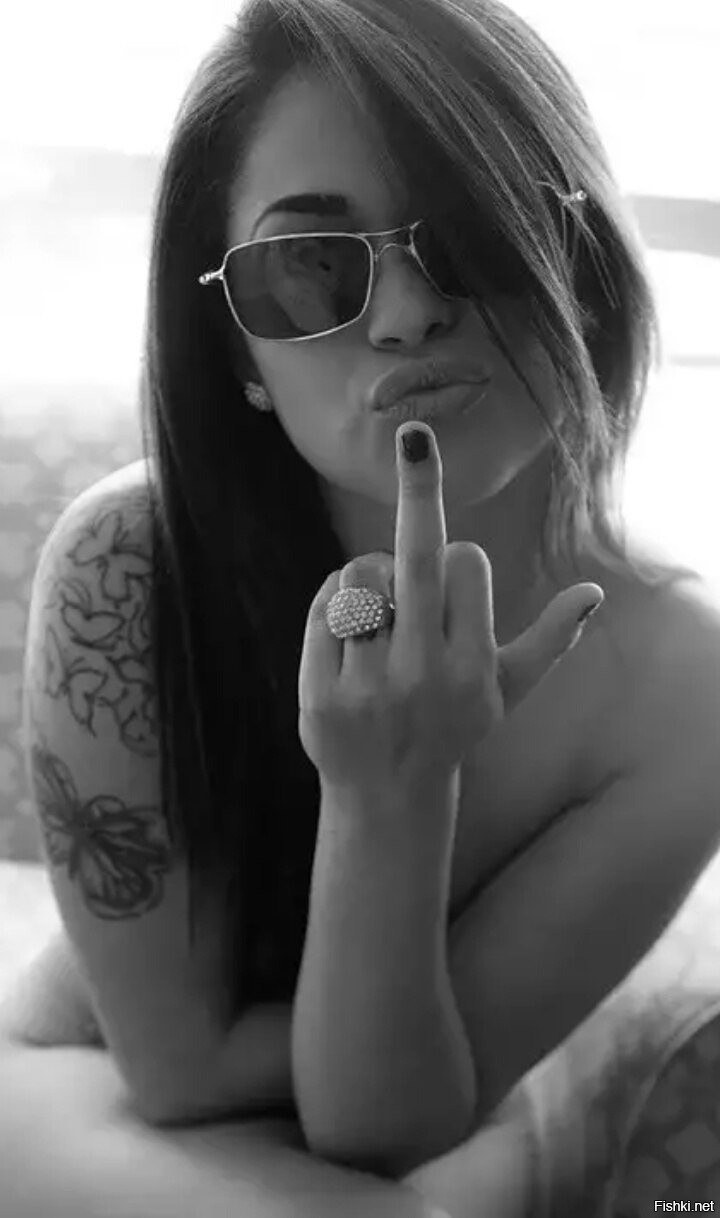 Девушка показывает фак со спины