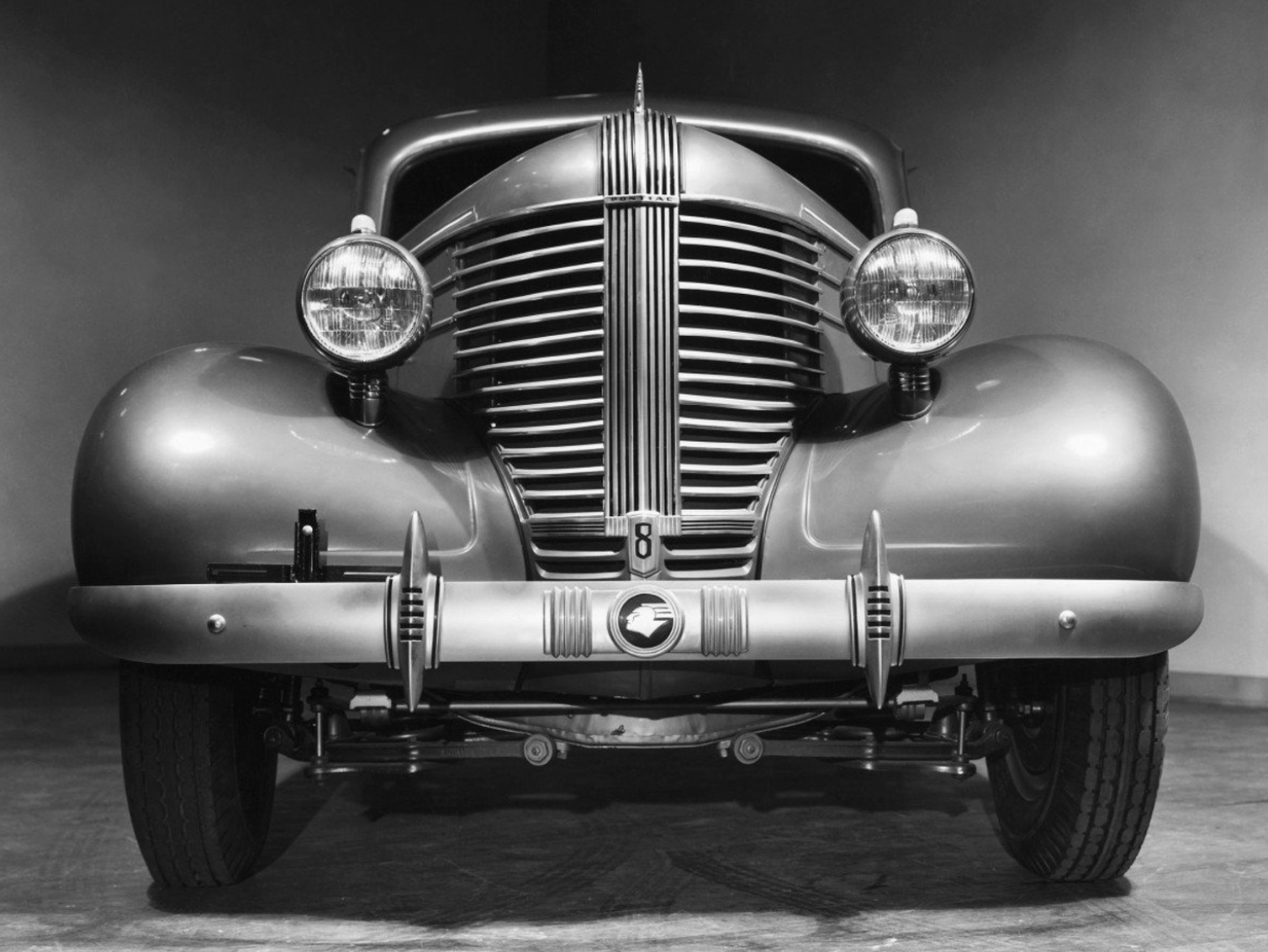 Старые машины черные. Pontiac 1938. Понтиак 1940х. Понтиак 1938 года. Винтажные автомобили.