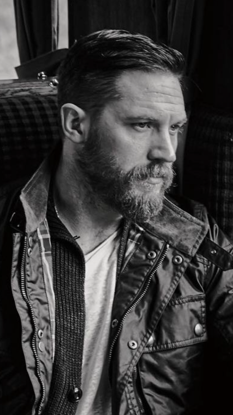 Том Харди с бородой в профиль