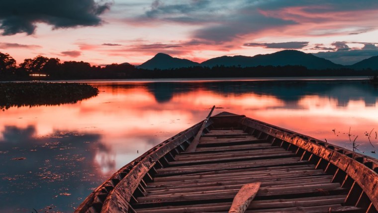 Лодка закат горы озеро