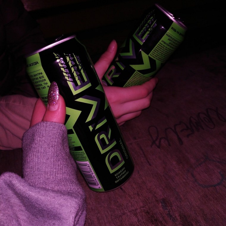 Энергетики в руке девушки