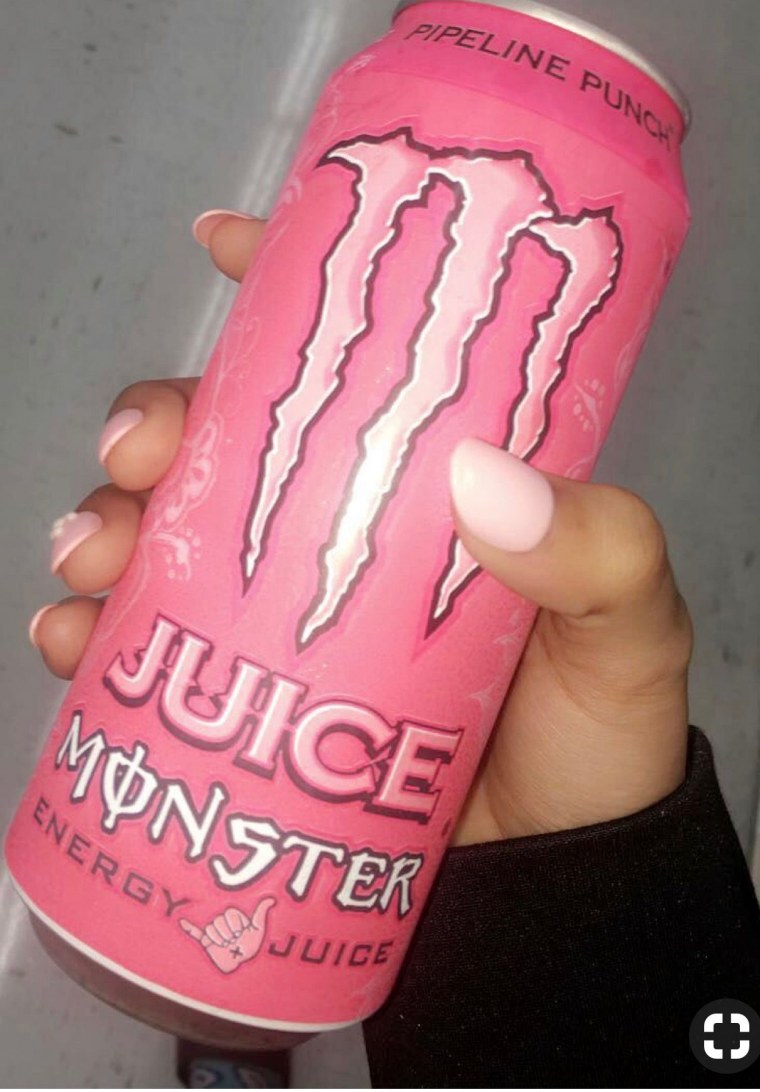 Энергетик Монстер розовый в руках