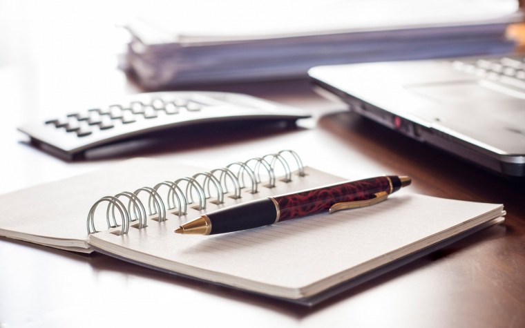 Светлый письменный стол Минимализм