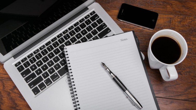 Офисный стол с бумагами