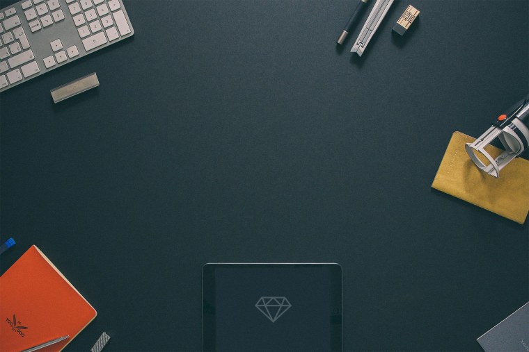 Ежедневник и ручка на столе