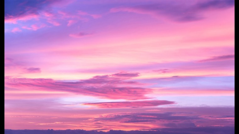 Розовое небо с облаками