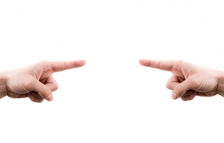 Девушка палец в сторону