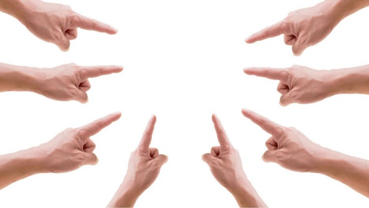 Много указательных пальцев