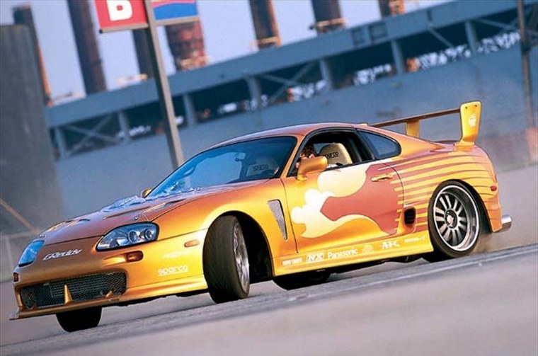 Белая Toyota Supra пола Уокера