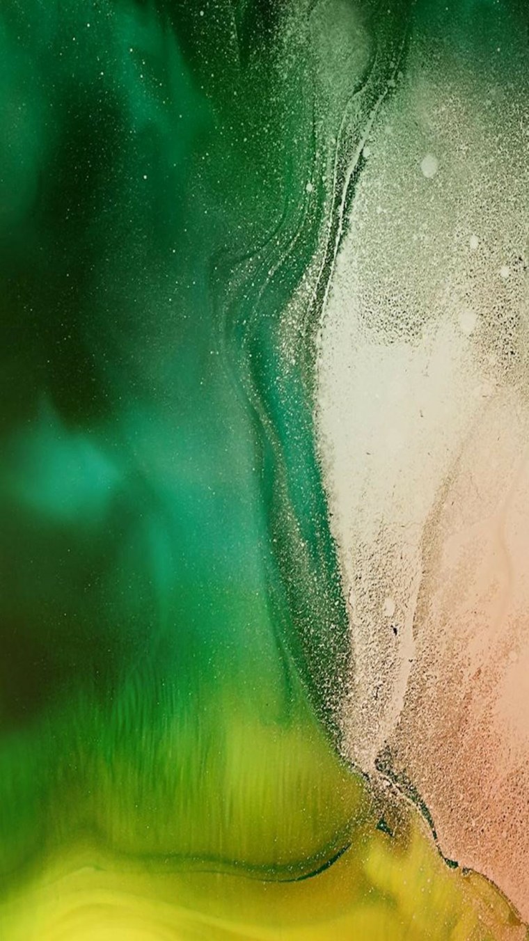 Брызги краски на черном фоне