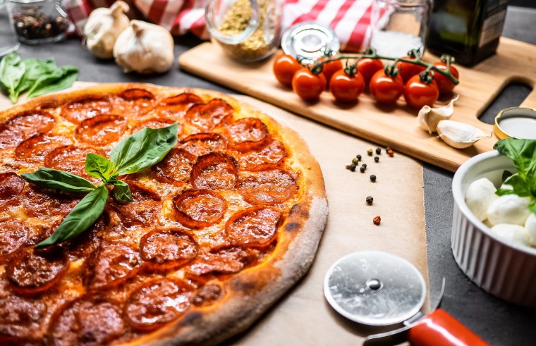 Пицца на черном фоне