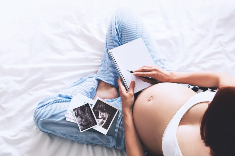 Беременная девушка