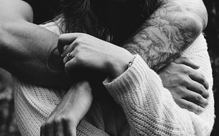 Нежное прикосновение рук