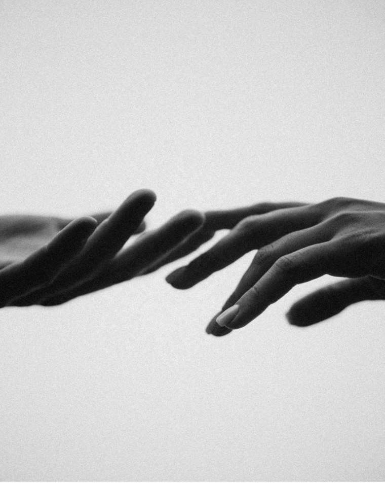 Прикосновение рук