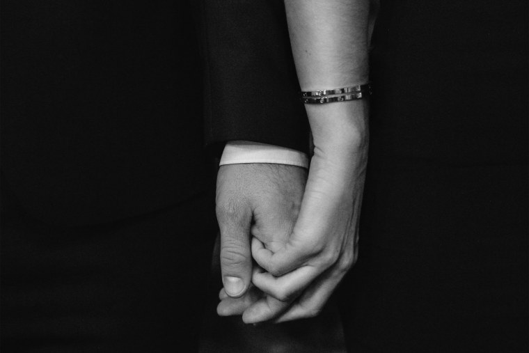 Мужские руки рядом