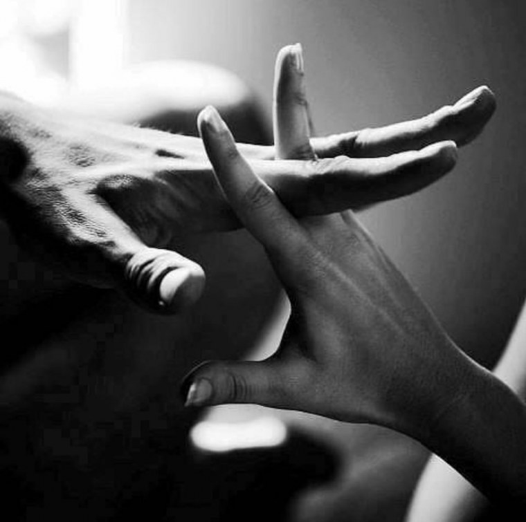 Парень обнимает девушку