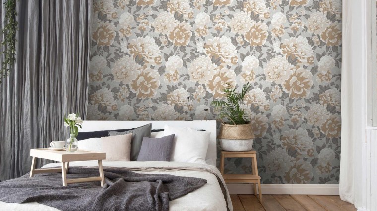 Обои с крупным рисунком в интерьере гостиной