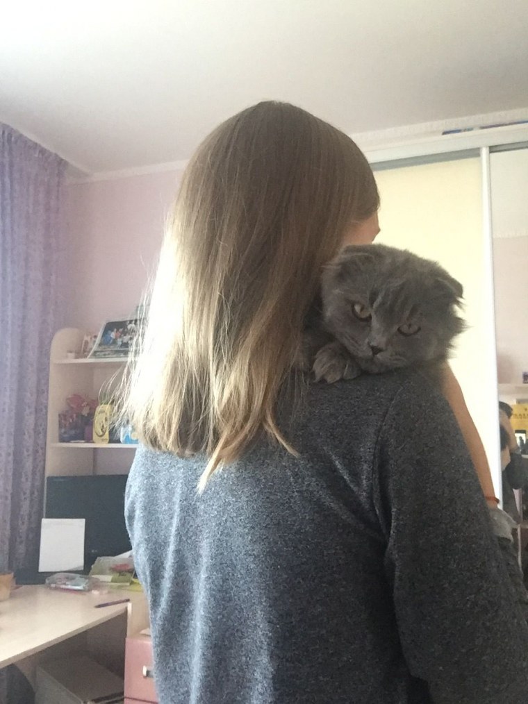 Девушка с котенком на руках