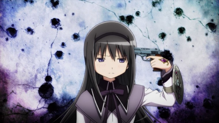 Акеми Хомура с пистолетом