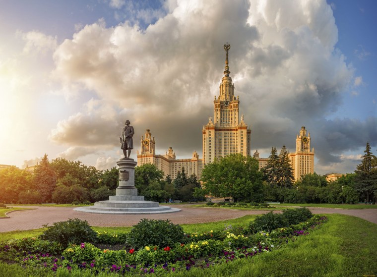 Здание МГУ В Москве