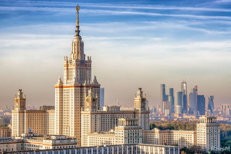 Здание Москвы МГУ ночью