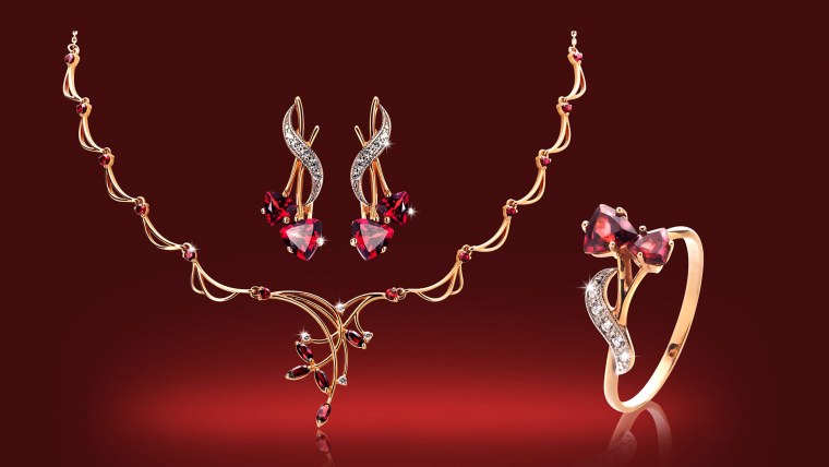 Много золотых украшений