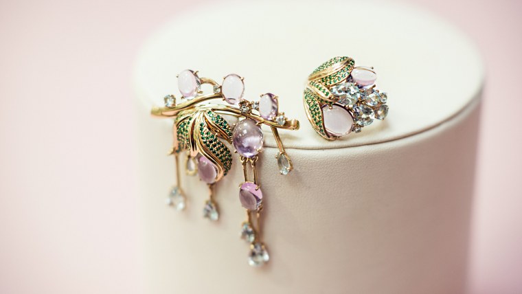 Ювелирные изделия на черном фоне