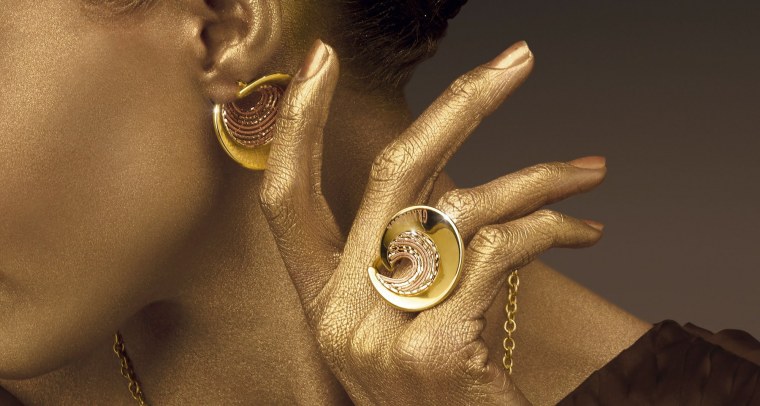 Золотые серьги на темном фоне