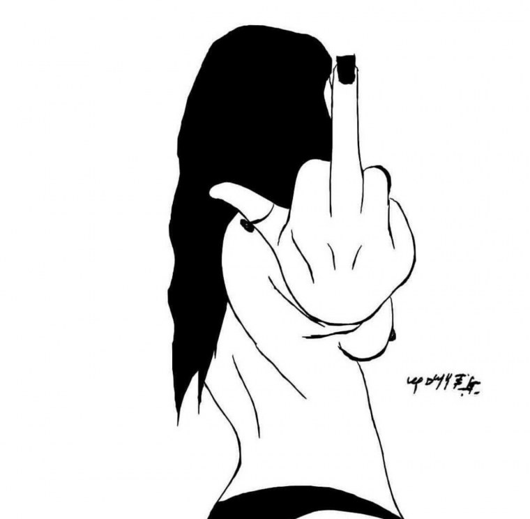 Средний палец девушки со спины