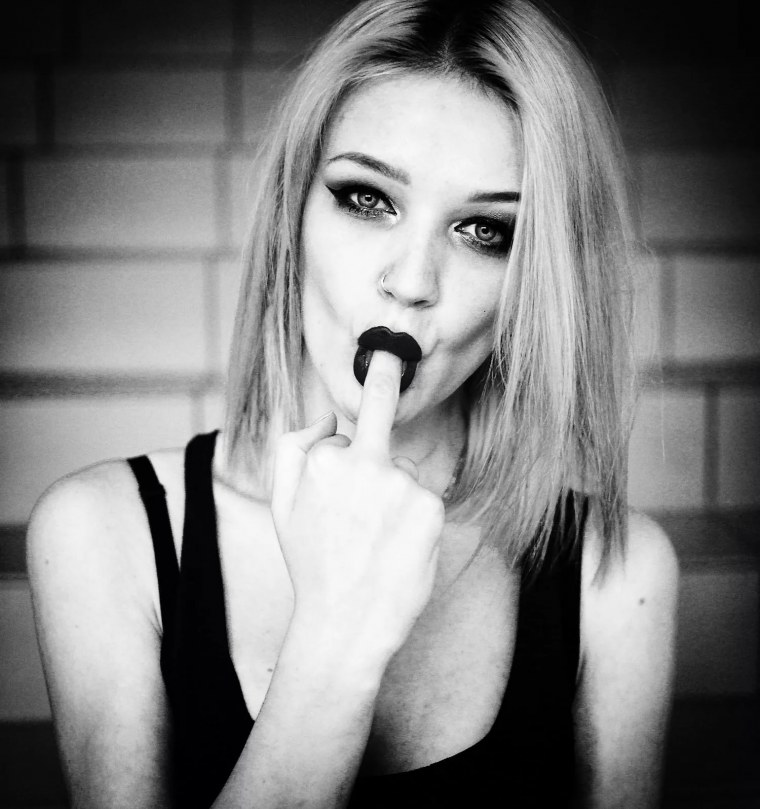 Красивые девушки показывают фак