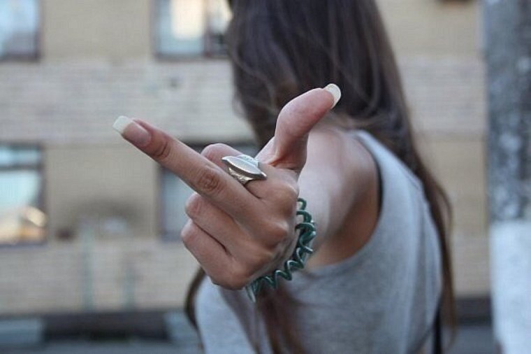 Девочка с факом