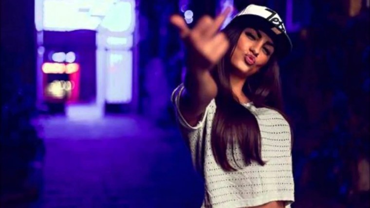 Девушка показывает средний палец