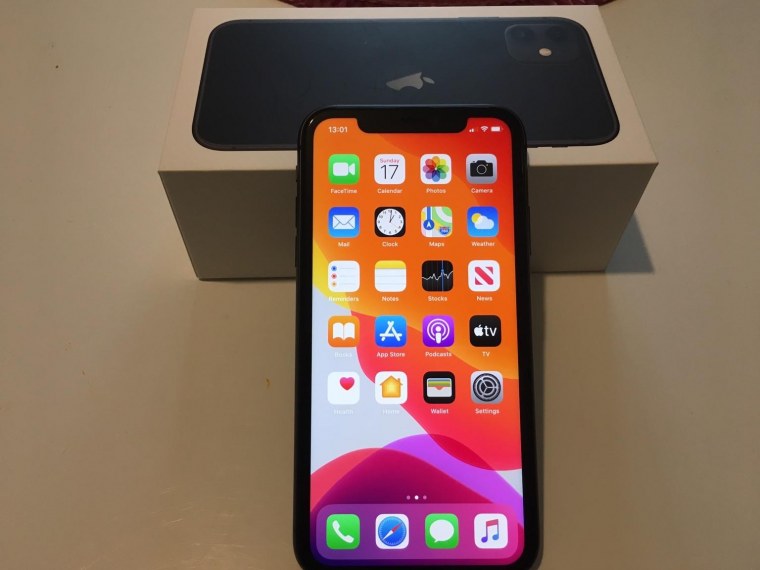 Айфон повис на яблоке