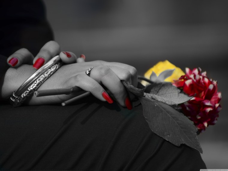 Черно белая девушка с красными губами