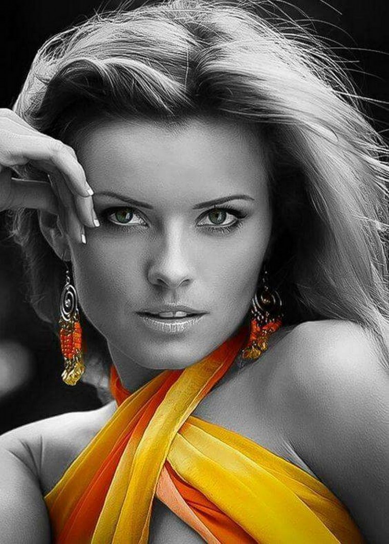 Черно белое девушка с цветным