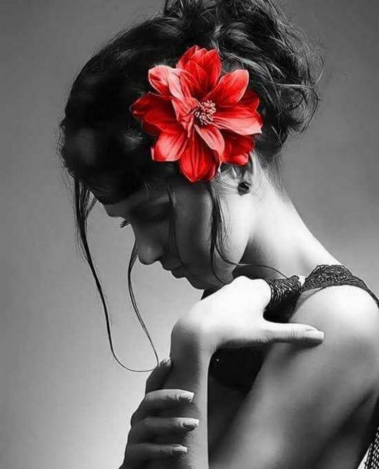 Девушки черно белые с цветными элементами