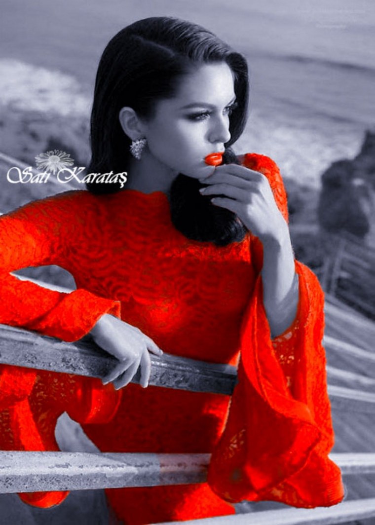 Черно белое ню с цветными вставками