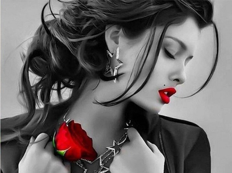 Девушка черно белая с красным
