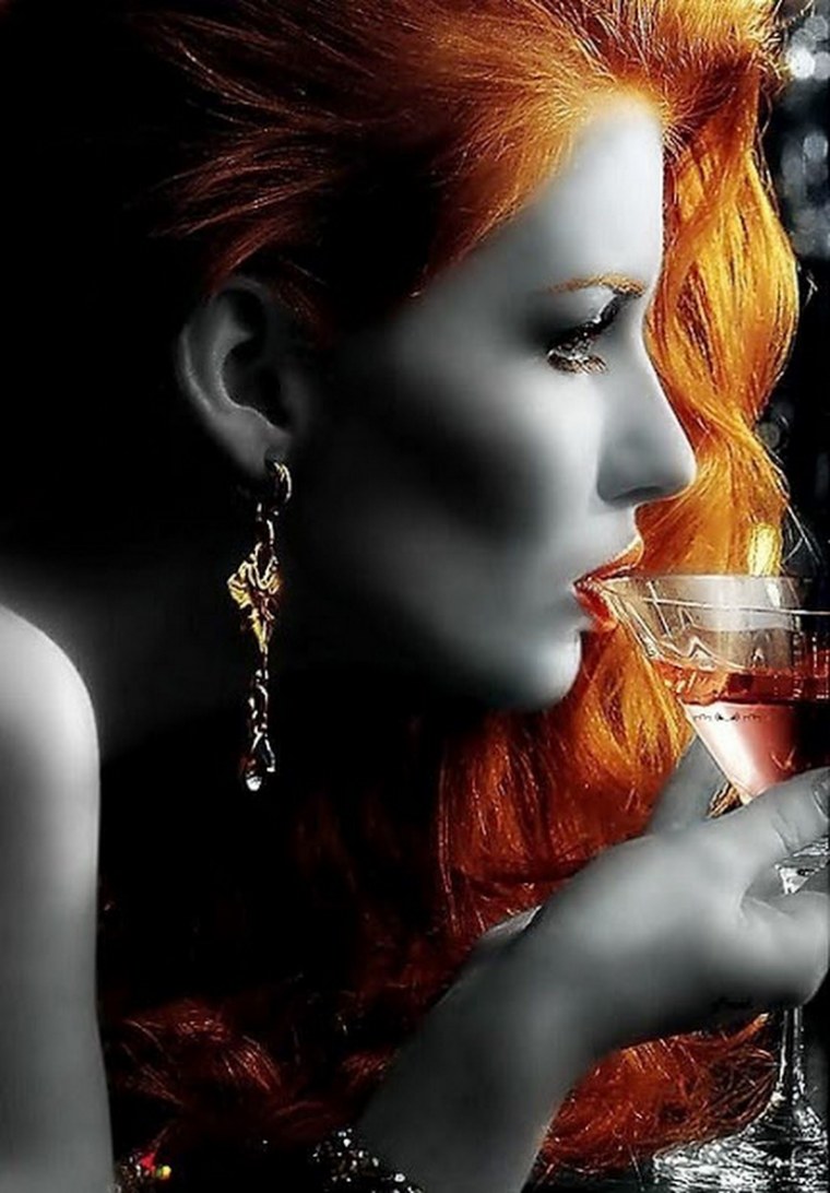 Девушки черно белые с цветными элементами