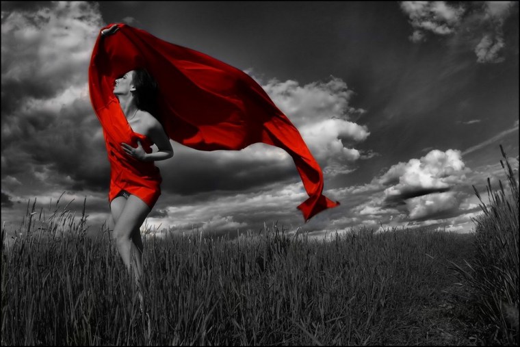 Девушка в шляпе черно белое с красным