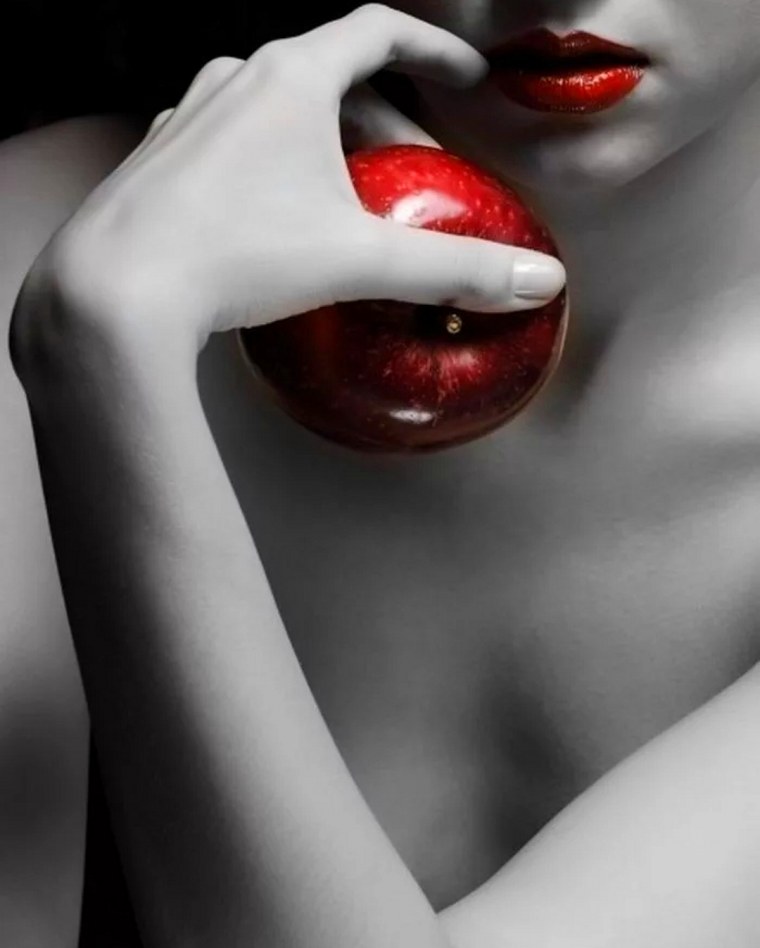 Черно белые с цветными элементами