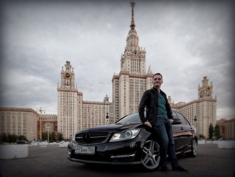 Парень возле мерса