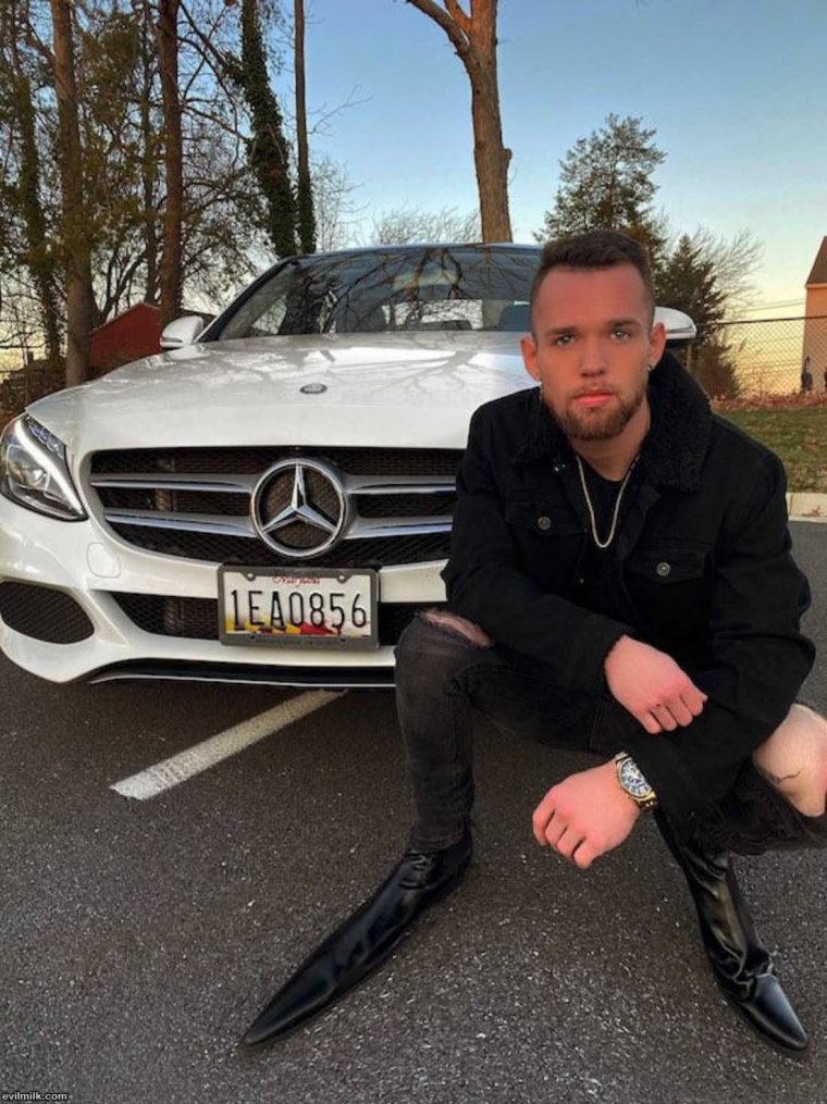 Мужчина в костюме за рулем