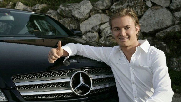 Мужчина на мерседесе