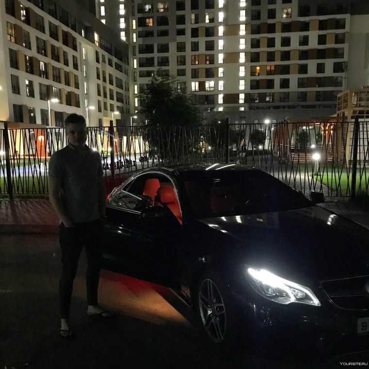 Девушка возле мерса