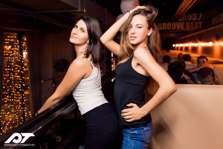 Корейские девушки в клубе