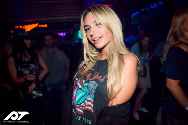Много девушек в клубе