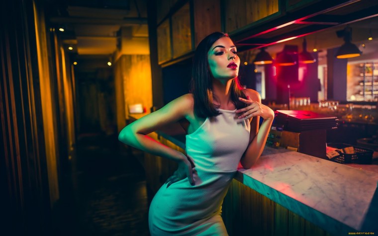 Девушки в клубе